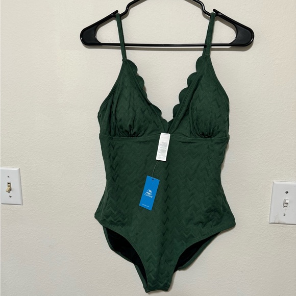 One piece scalloped swimsuit - Picture 1 of 6